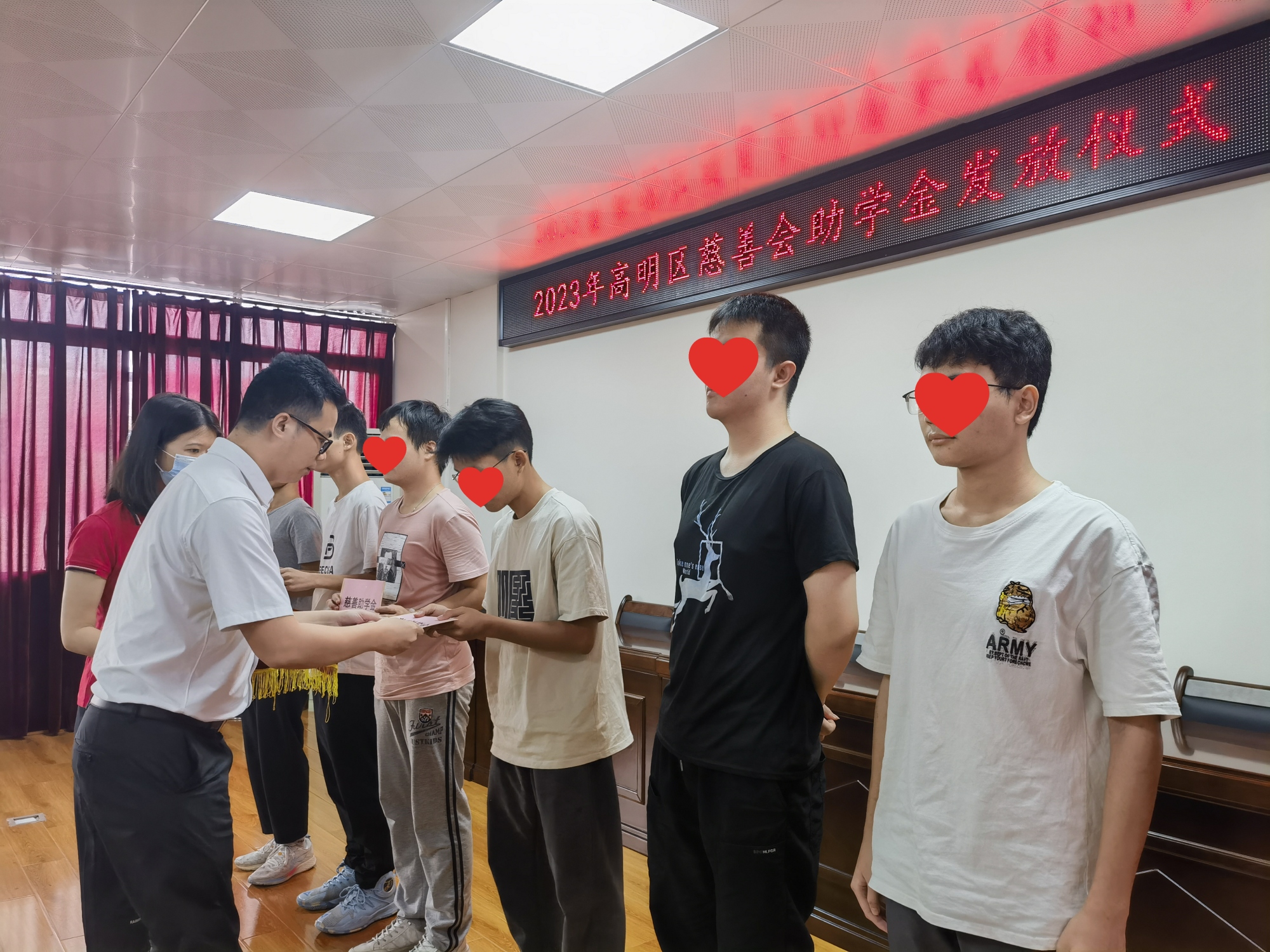 2023年8月，海天味业·康泽基金会参加2023年高明区慈善会助学金发放仪式，并向困难学生代表发放慈善助学金。